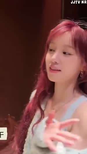 겉옷 벗어서 보여주는 민소매 어깨 아이들 우기