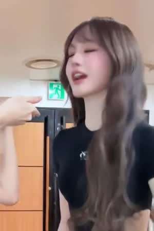 [아이브] 입 벌리는 리즈, 레이 ..gif