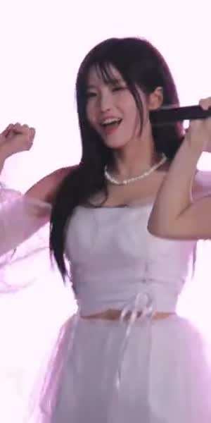 프로미스나인 송하영 화이트 오프솔더 통통 튀는 윗가슴 무빙.mp4