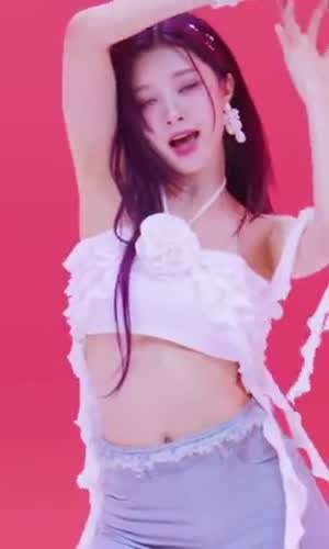 케플러 김다연 끈홀터넥 두팔 든 포즈 언더붑 가슴.mp4