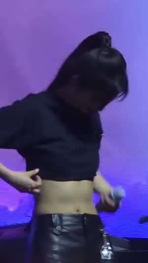 엔믹스 설윤 해원 말아올린 검정 크롭티 복근 배꼽 초미니 꿀벅지