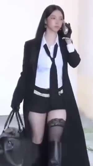 걸어오는 에스파 카리나 허벅지