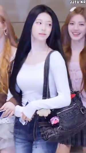 하츠투하츠 이안 흰티 청바지 공항 패션