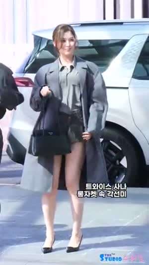어제자 출국하는 트와이스 사나 롱자켓 속 하의실종 허벅지 각선미 (스압)