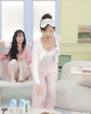 쿠키 집다가 방심하는 흰 나시  프로미스나인 박지원