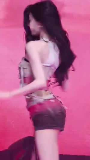 앞스트랩 크롭 민소매 가슴골 배꼽 ITZY 유나