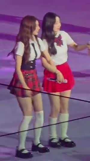 팬들과 인사하다가 넋놓은 트와이스 사나 ㅋㅋㅋ