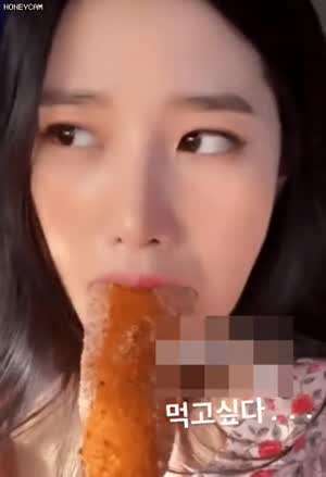 핫도그 먹는 조현.gif