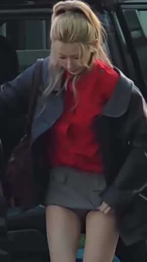 짧은 의상이 신경쓰여 차에서 조심히 내리는 미연