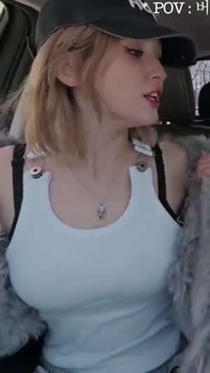 두꺼운 패딩 속 얇은 민소매만 입은 글래머 소미