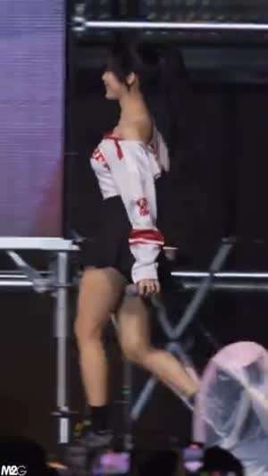 포니테일이 찰떡같이 어울리는 프로미스나인 박지원 검정 테니스치마 꿀벅지