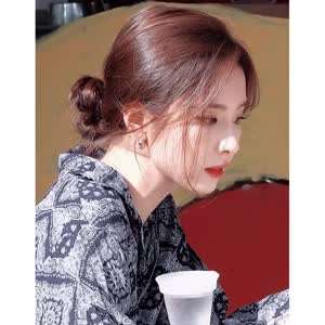 바로 앞  신세경 미모.gif