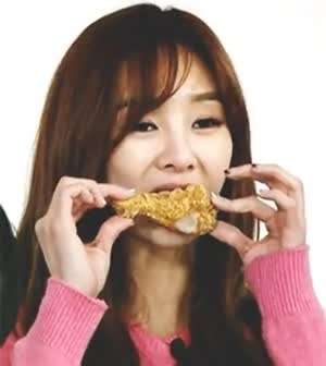 치킨 먹는 지나.gif