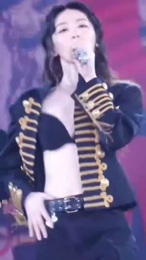 아이들 슈화 브라를 다 노출한 파격 무대의상