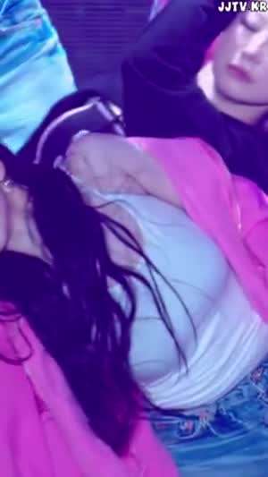 에스파 카리나 핑크 후드속 아래에 있는 묵직 가슴 흰 나시.mp4