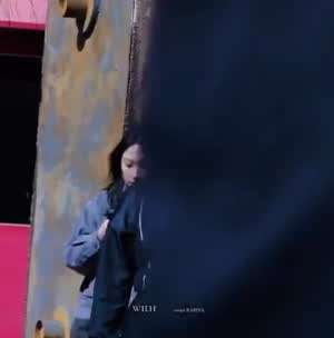 에스파 카리나 나이키 깔맞춤 블랙 집업 속 가슴골 노출 브라탑 (스압).mp4