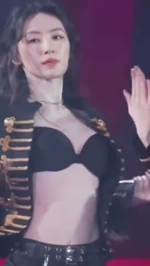 제복 자켓 속 검정 브라 노출하는 과감한 아이들 슈화 (스압)