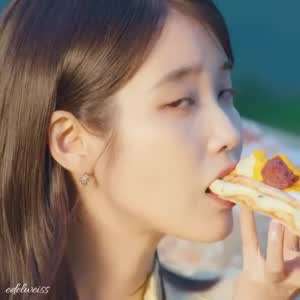 핫도그 먹는 아유~.gif