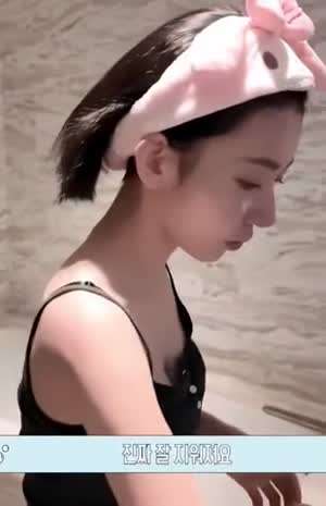 세안하는 검정 끈나시 르세라핌 사쿠라