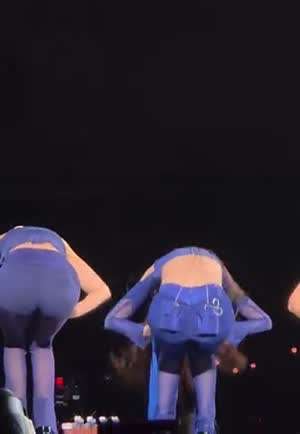 뒤에서 본 파란 시스루 바지 트와이스 쯔위