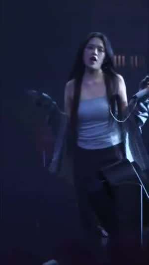 아이브 안유진 사운드 체크하는 사복 체크 남방속 밀착 회색 나시 살짝 아래로 내려간 가슴라인.mp4