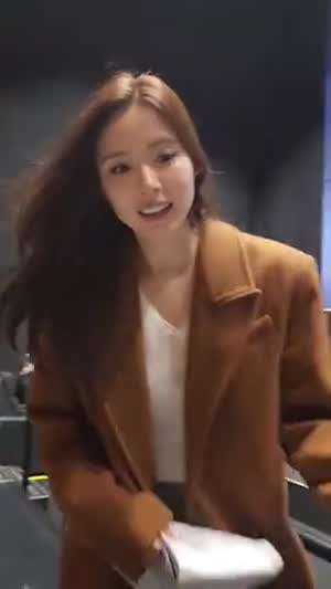 영화 홍보 무대 인사 하는 35살 신세경.gif