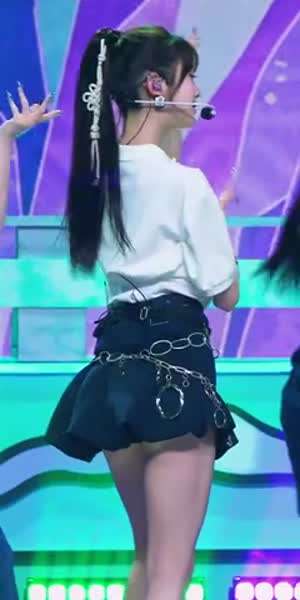 아이브 장원영 남색 벌룬치마 살랑거리는 허벅지 엉밑 노출.mp4