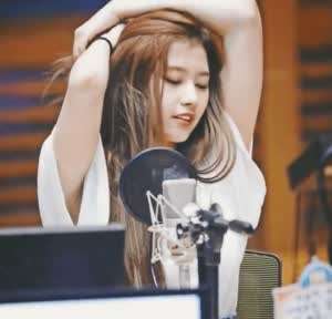 끼부리는 트와이스 사나.gif