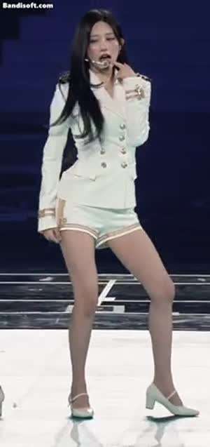 입에 손가락 넣는 아이브 가을..gif