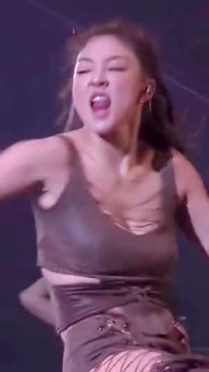 갈색 가죽 스트랩 의상 입고 격한 무빙 보여주는 트와이스 지효