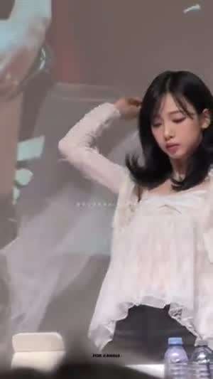 팬사인회에서 면사포 쓴 에스파 카리나