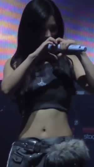 설윤 크롭티 매끈한 허리라인