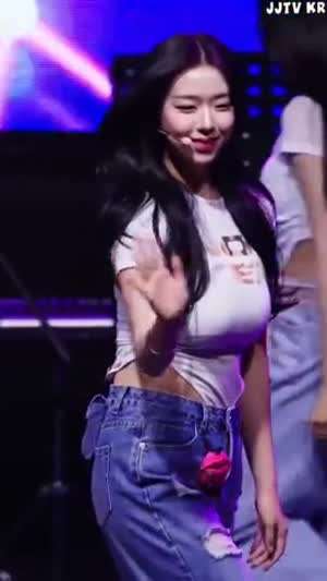 트리플에스 김채연 하이레그 밀착 흰티 묵직한 압도적 옆태