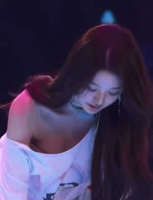 부츠 올리는 헐렁한 원오프숄더 아이브 장원영 팬서비스