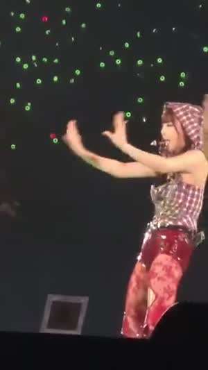 체크 후드 뒤집어쓴 트와이스 나연 빨간 애나멜 핫팬츠 스타킹 허벅지