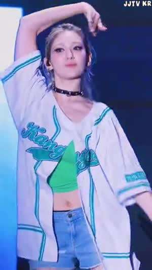 전소미 헐렁한 유니폼속 연두 나시 배꼽