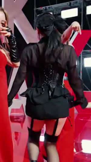 가터벨트 착용한 섹시한 트와이스 미나