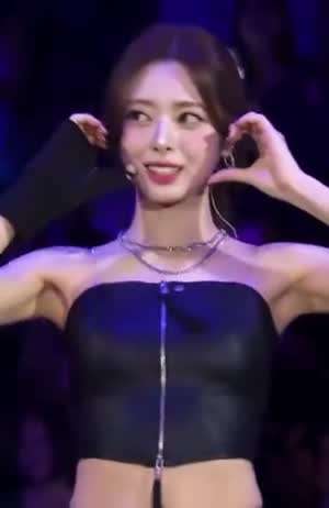 있지 유나 앞지퍼 블랙 가죽 튜브탑.mp4