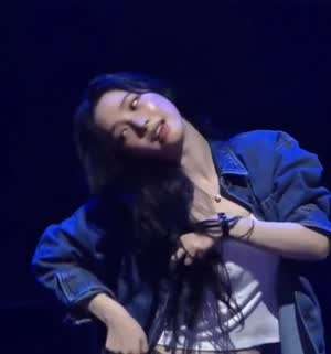 생일 파티에서 팬서비스하는 청자켓 속 묵직한 크롭티 에스파 카리나 (스압)