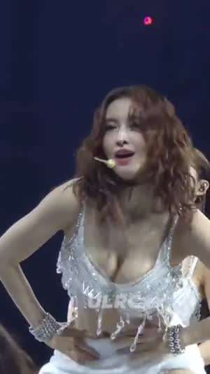 묵직묵직 앞으로 숙이는 보석 장식 란제리 의상 트와이스 모모