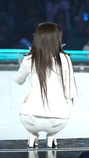 쪼그려 앉은 아이브 안유진 뒷모습