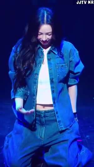 청청 패션 자켓속 흰티 가슴골 배꼽 노출 에스파 카리나.mp4