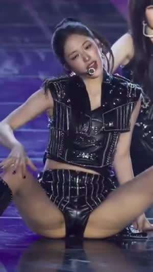 아이브 안유진 바닥 안무 가죽 반바지 입고 쩍벌.mp4