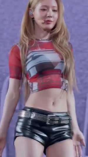 브라가 살짝 비치는 시스루 의상 아이들 미연 탄탄한 복근 (2)