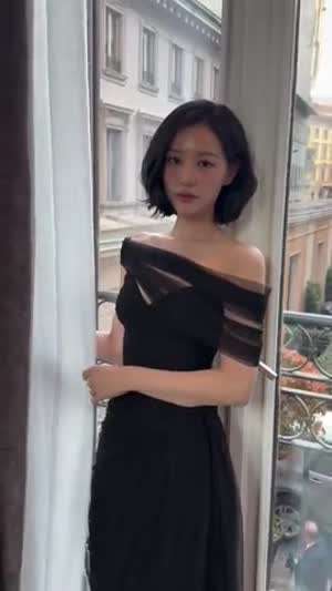 카메라 보는 배우 김지원.MP4