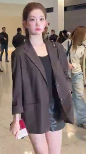 오늘자 일본 프라다 행사 참석하러 가는 츠키 비주얼.MP4