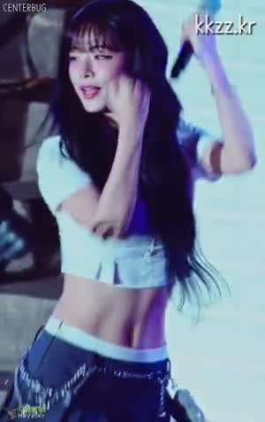 선명한 복근 라인 프로미스나인 이채영