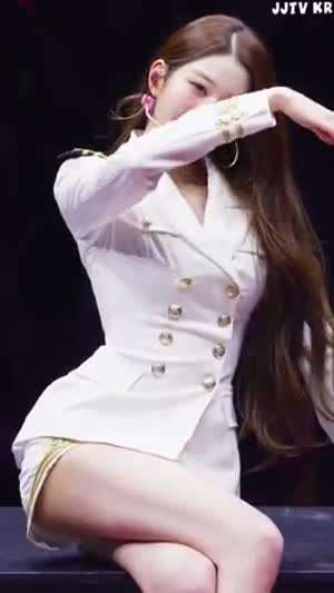 아이브 장원영 해군 제복 헐렁한 반바지 틈 각선미