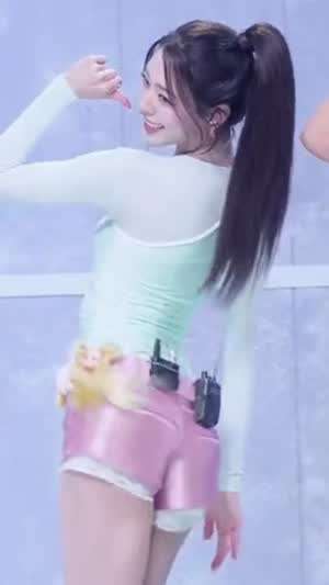 'Ice Cream'으로 컴백한 ITZY 유나 하늘색 + 핑크 슬렌더 착샷 몸매