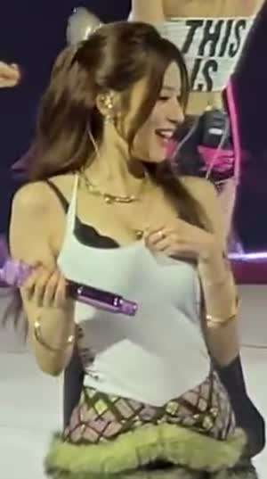 검정 레이스 브라 삐져나온 흰 끈나시 트와이스 사나